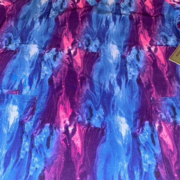 Women’s scrub uniform shirt, 2 pockets on front,tie dye design,lightweight,XL - Picture 3 of 12